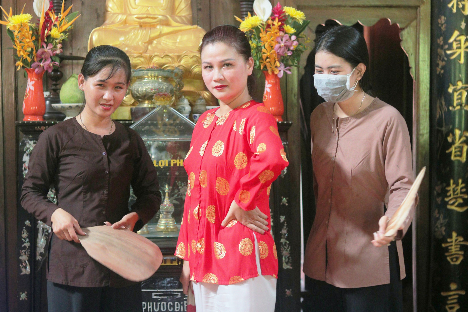 Du khách hóa thân vào vai bà hội đồng và những tình huống kịch tính